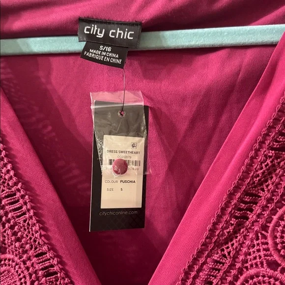 NWT City Chic Sweetheart Embroidered V-Neck Bohemian Dress in Fuchsia size 16 - Picture 4 of 8